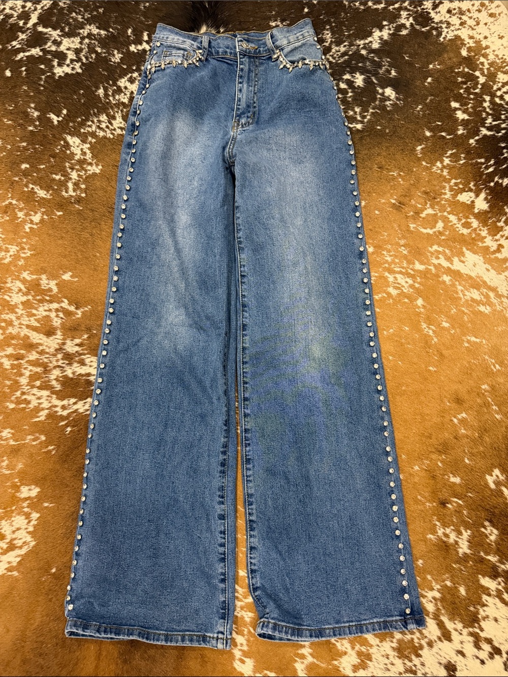 High-Rise Wide Leg Jeans with Stud-Trim in Blue